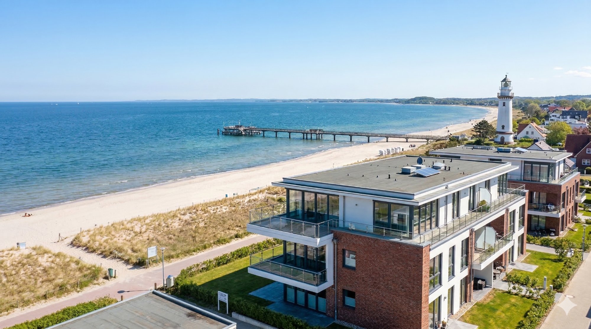Mietverwaltung im Kreis Ostholstein – Moderne Strandimmobilien mit Blick auf Ostsee und Leuchtturm, ImmoVerwaltung-Nord